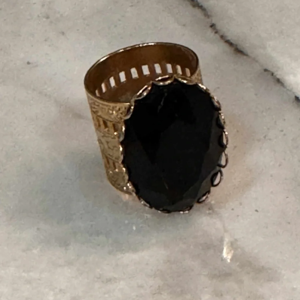 Vintage 1975 AVON signed Gold bee pendant & black stone ring size 4